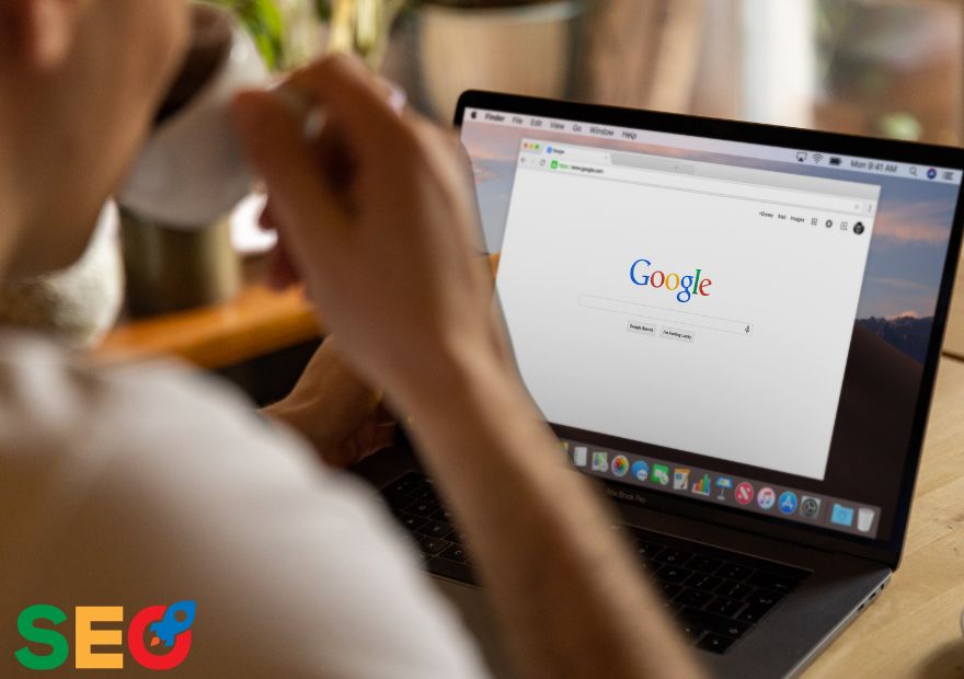 So wichtig ist SEO für WordPress Webseiten! Jetzt SEO verstehen und richtig anwenden 7 SEO für WordPress Webseiten - Google. Zu sehen ist eine Frau, die über Google eine Suchanfrage abschickt
